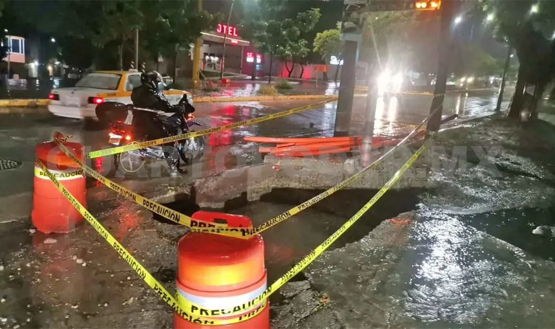 Cae motociclista en agujero de dos metros