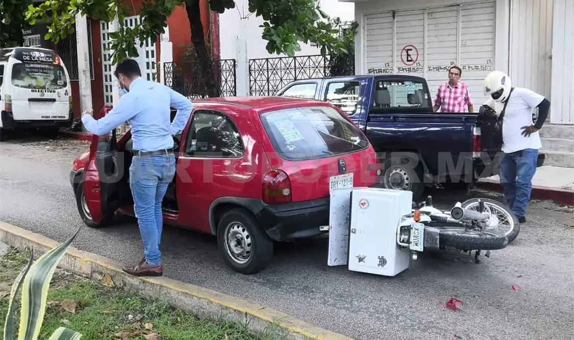 Embisten y aplastan a joven motorrepartidor