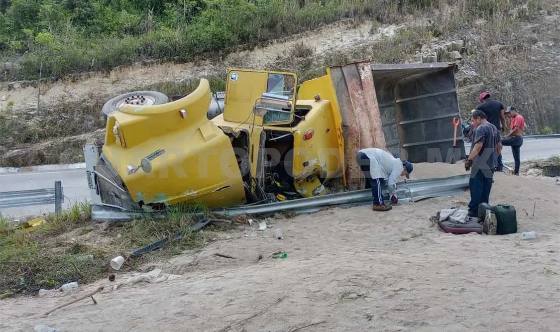 Camión pétreo queda con las llantas al aire