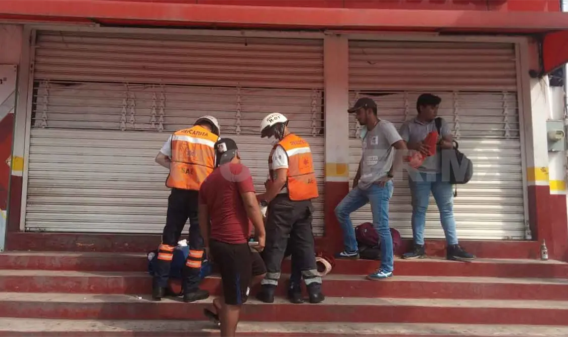 Por evitar impactar en tráiler se estrelló con Urvan