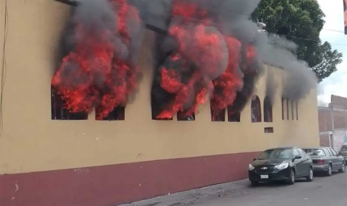 Radicales incendian oficinas de la CNTE