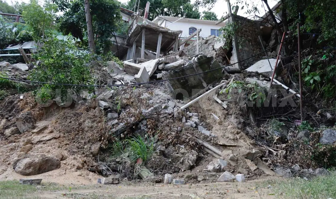Ocho casas afectadas por deslizamiento de ladera