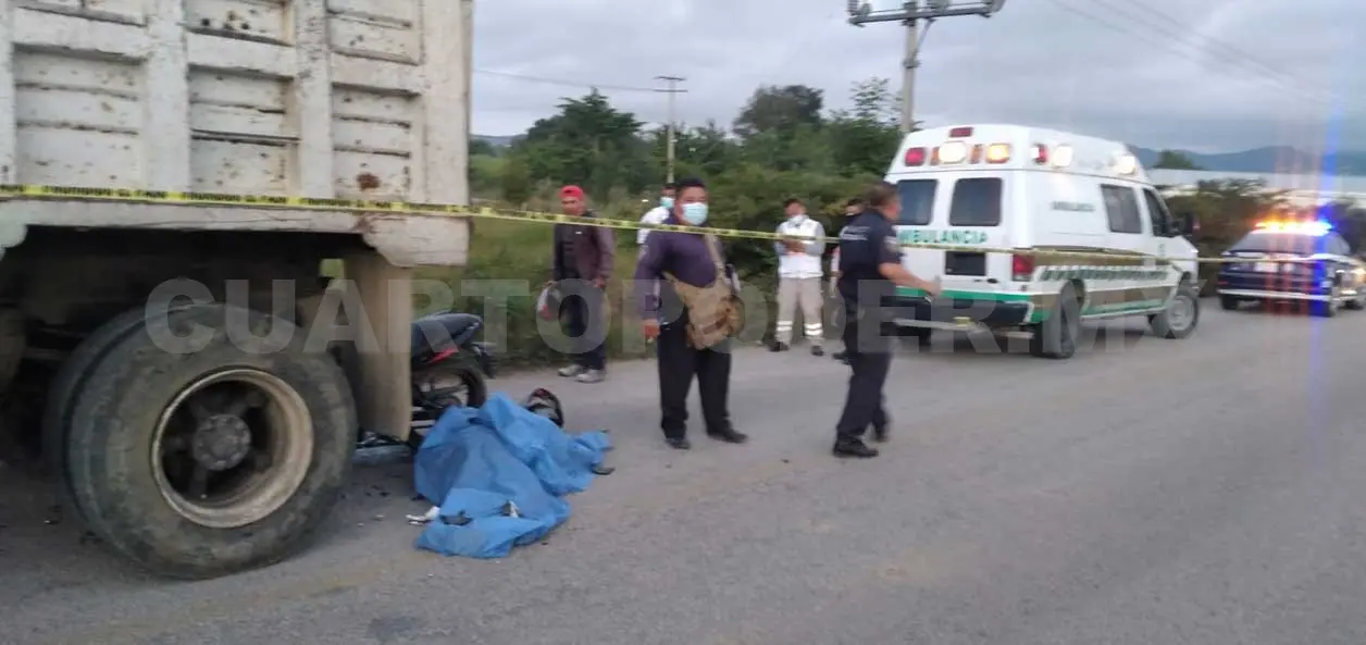 Fallece motociclista al estrellarse contra volteo