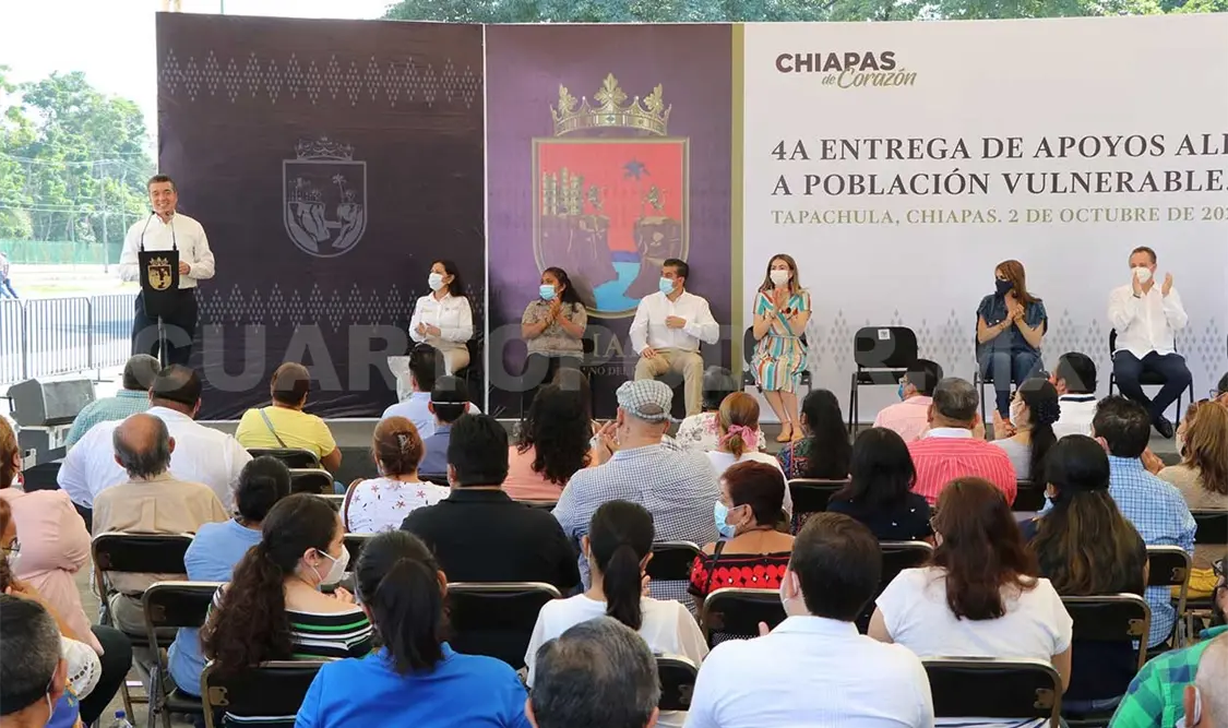 Escandón Cadenas encabezando la cuarta etapa de entrega de apoyos alimentarios a población vulnerable. CP