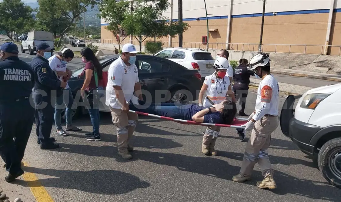 Fue llevada por paramédicos al hospital para ser atendida. Ulises López / CP