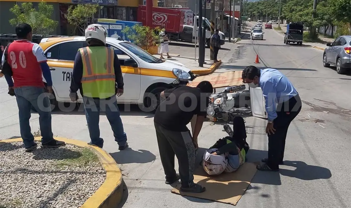 Con una probable fractura terminó un joven motorrepartidor al ser embestido por un taxi. Ulises López / CP