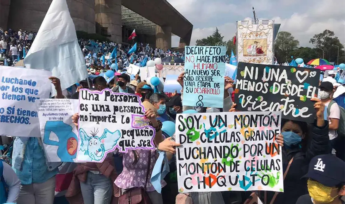 Manifestantes provida marchan “por la mujer”