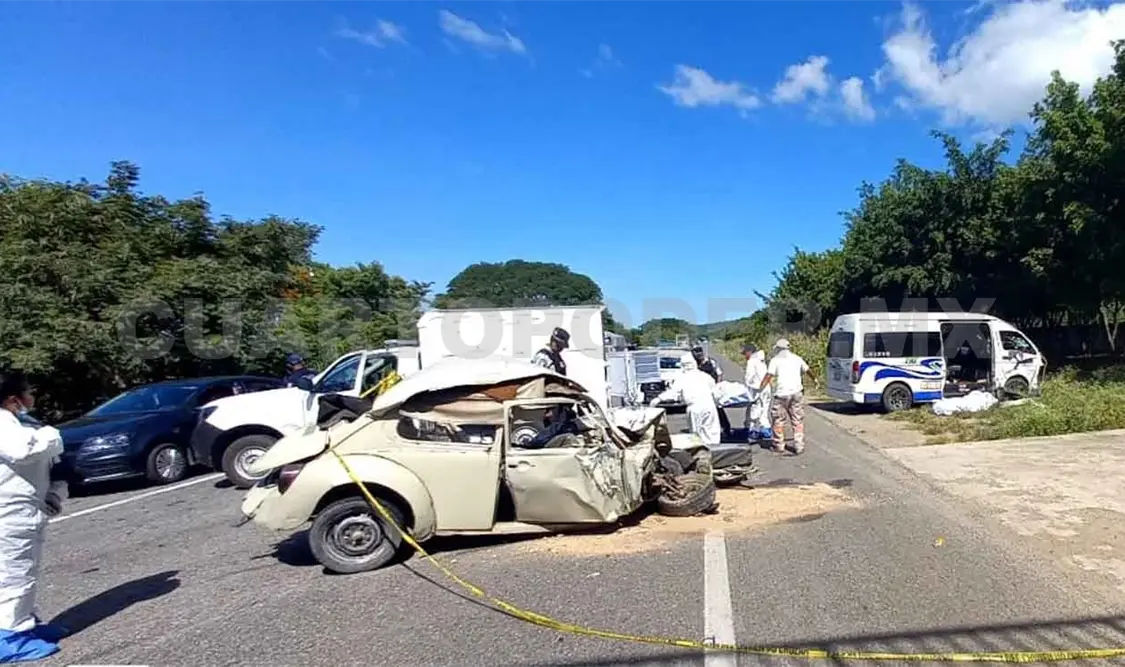 Dos muertos en choque de frente entre combi y Vocho