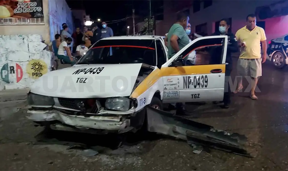 Automovilista impacta a taxi y embiste a peatones