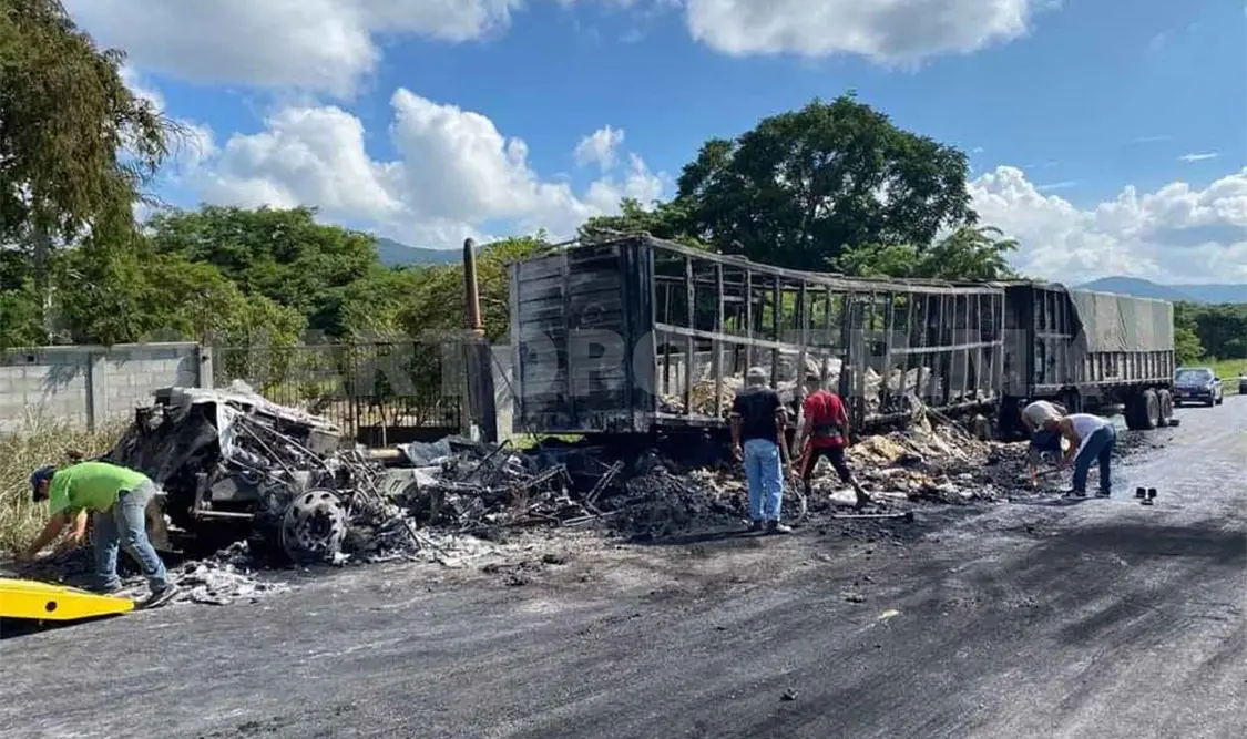 Tráiler se incendia por completo