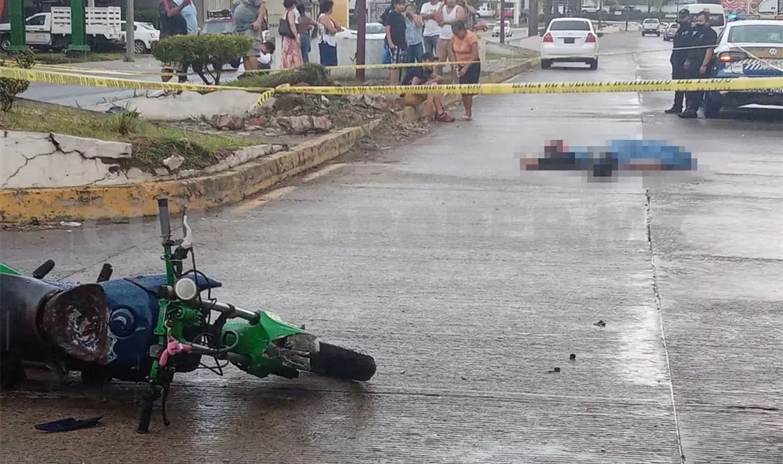 Chocan a motocicleta; muere mujer y hombre lesionado