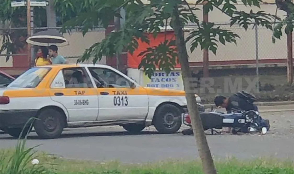 Taxista se da a la fuga tras causar accidente