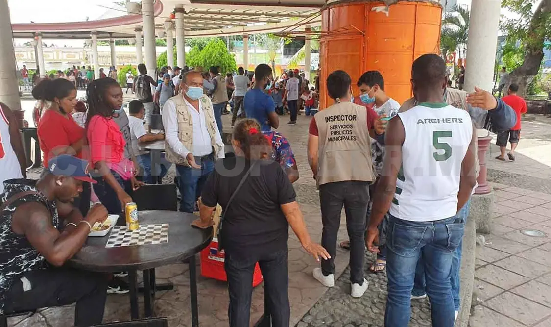 Ambulantes migrantes e inspectores se enfrentan