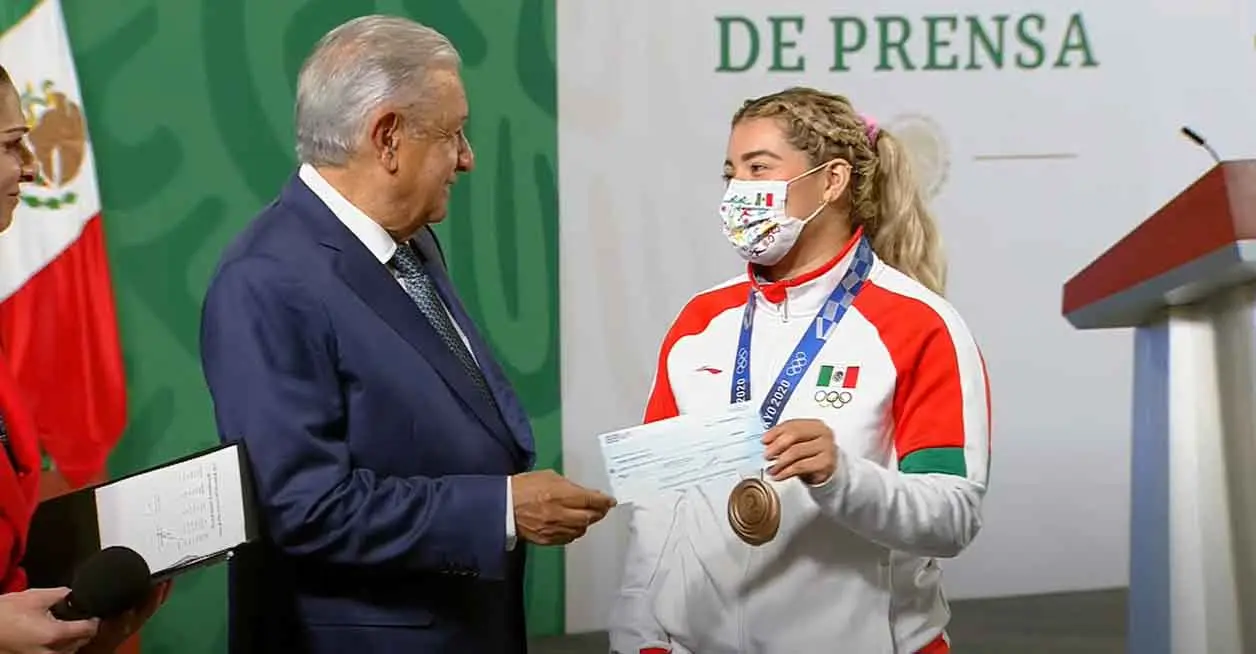 AMLO entregó estímulos a deportistas