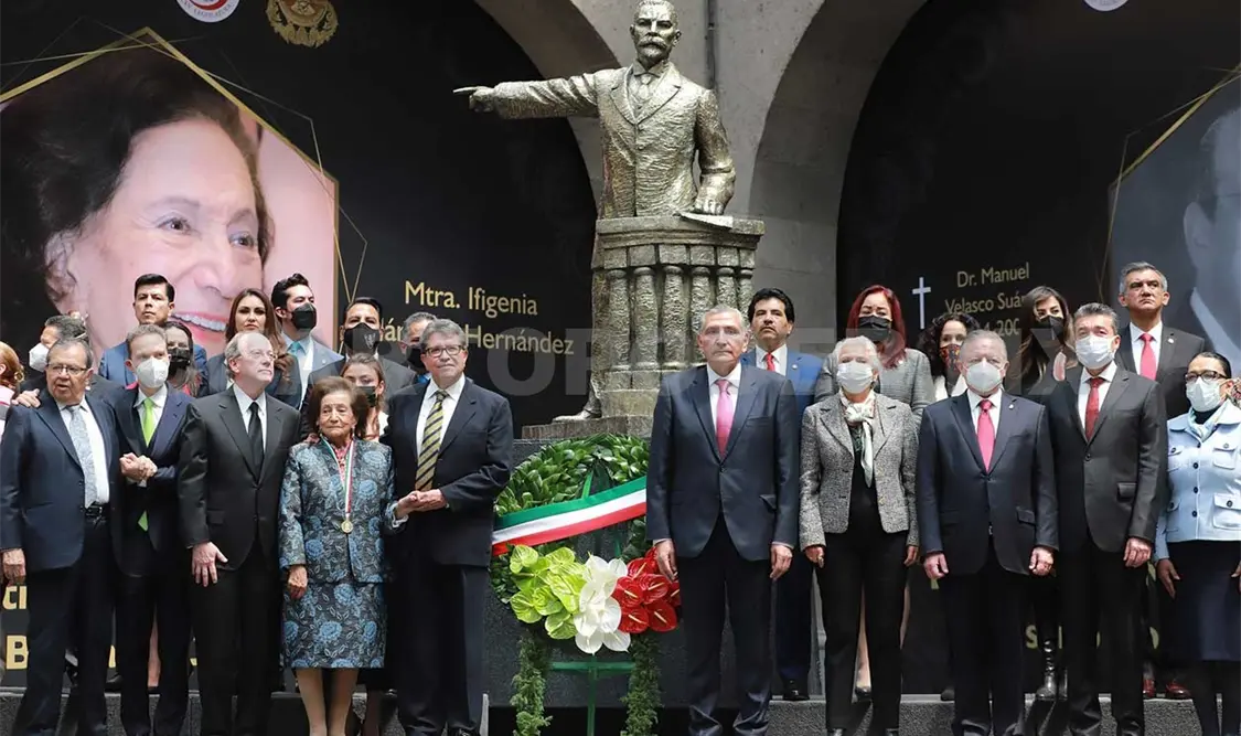 Asiste a entrega de Medalla Belisario Domínguez