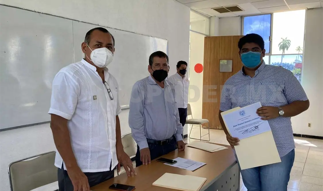 Reciben reconocimientos por excelencia académica