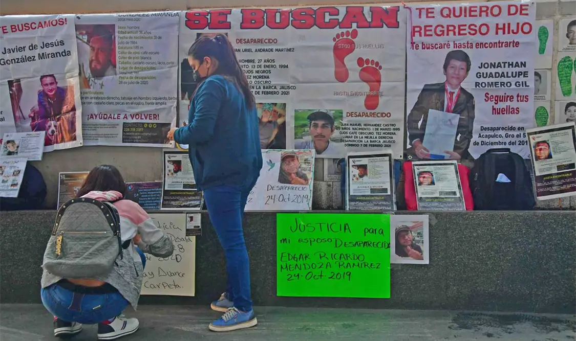Colocan fotografías de sus desparecidos