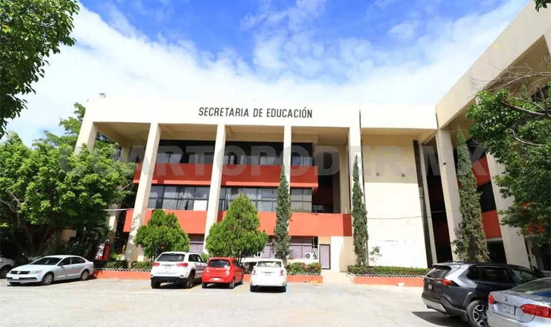 Atiende SE a estudiantes que piden más matrículas