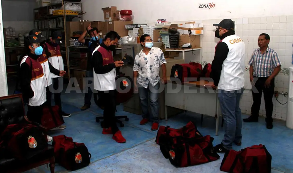 Entregan uniformes a entrenadores de Wushu