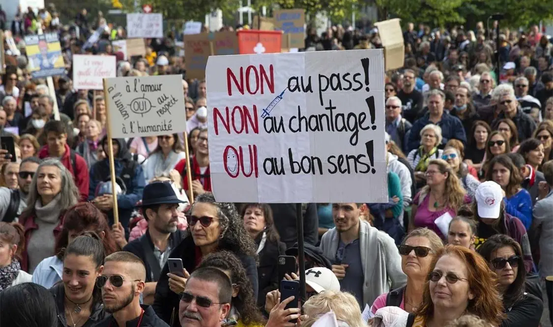 Algunos manifestantes atacaron verbalmente a los medios de comunicación presentes, acusándolos de “mentirosos” o de ser cómplices. El Universal