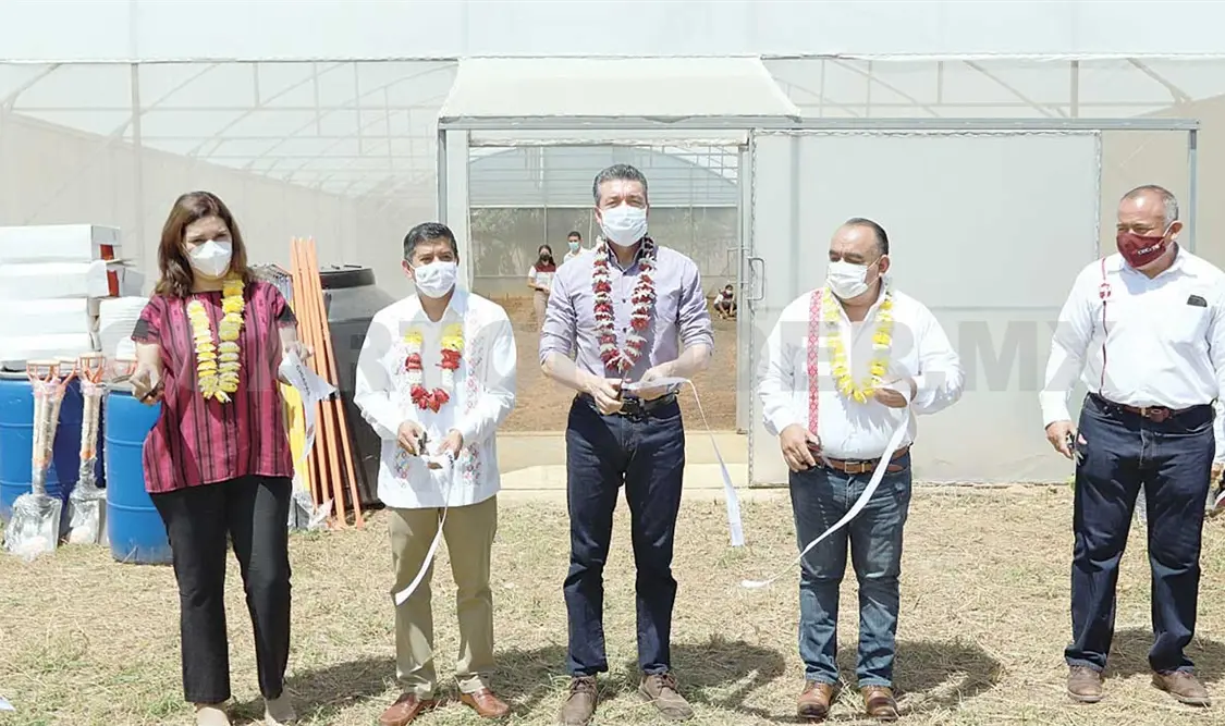 Durante el recorrido por las instalaciones entregadas en este plantel escolar. CP