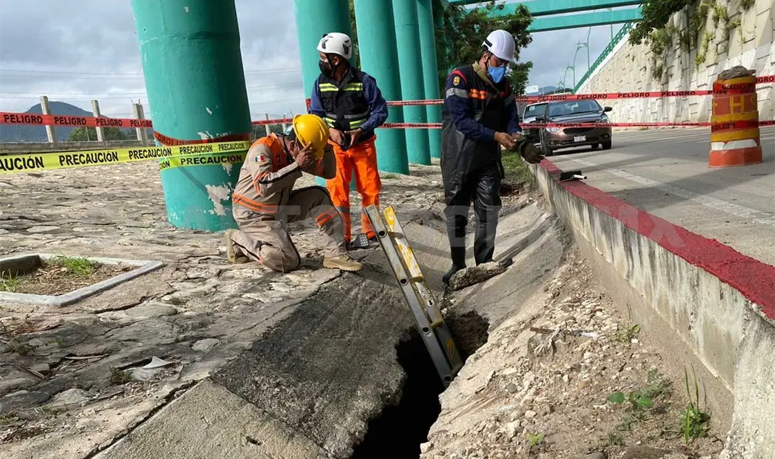 Debido a las afectaciones causadas por el socavón, se estima que los trabajos de reparación puedan durar hasta 45 días. CP