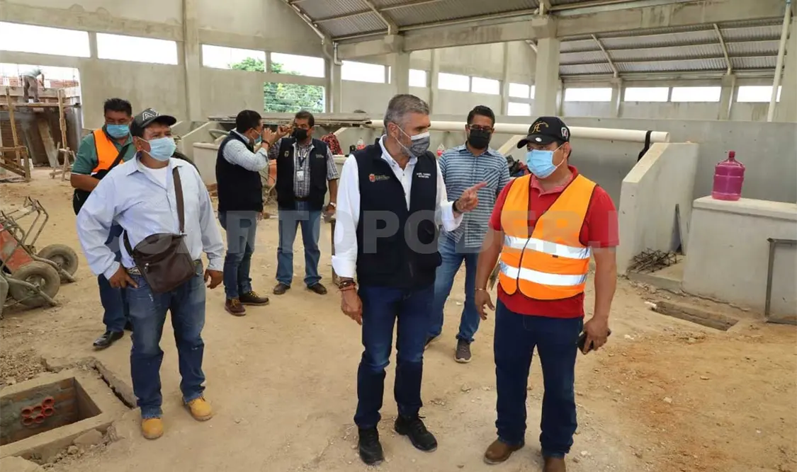 Torres Culebro supervisó personalmente los trabajos de construcción del mercado, el cual lleva un avance del 50 por ciento. CP