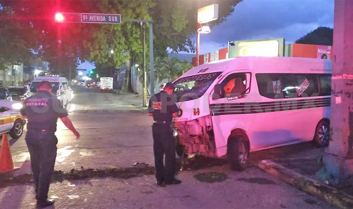 Un colectivo tipo Urvan y un Nissan Tiida colisionaron en un cruce de calles. Víctor Sánchez / CP