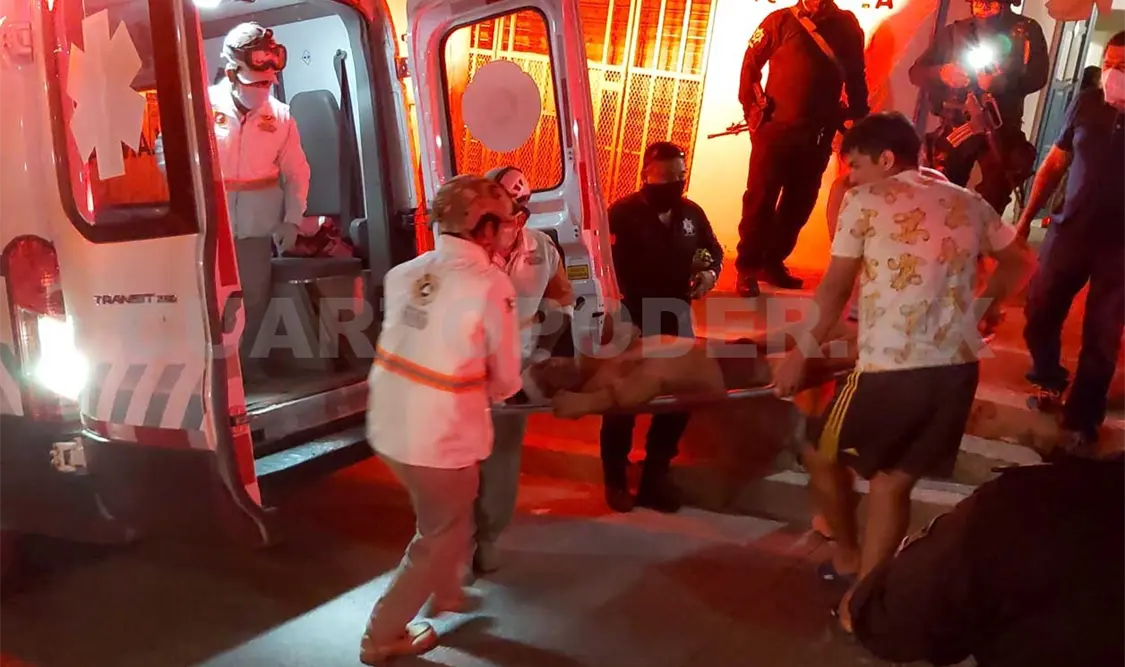 De manera sorpresiva, se informó, un sujeto se acercó al joven para atizarle dos estocadas. Ulises López / CP