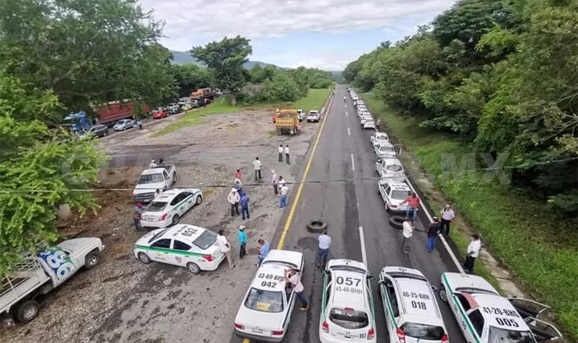 Transportistas bloquean carretera en Tonalá