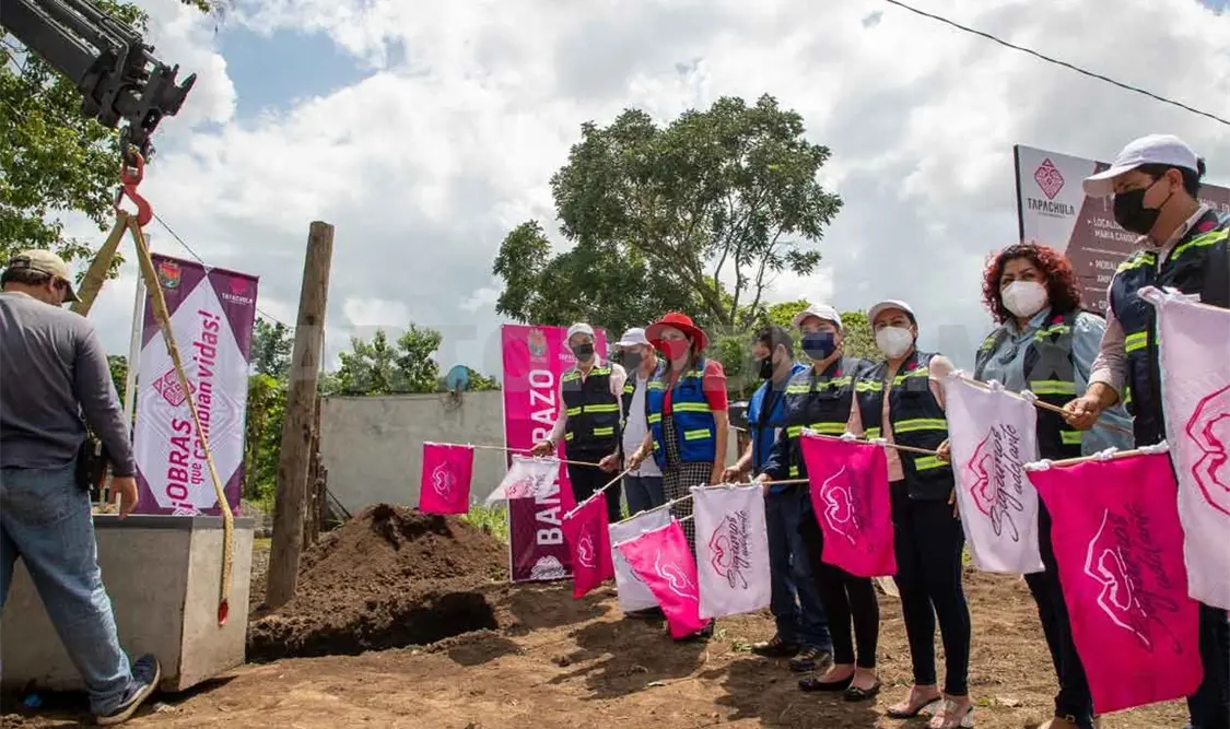 Da Urbina banderazo de nuevas obras en colonias