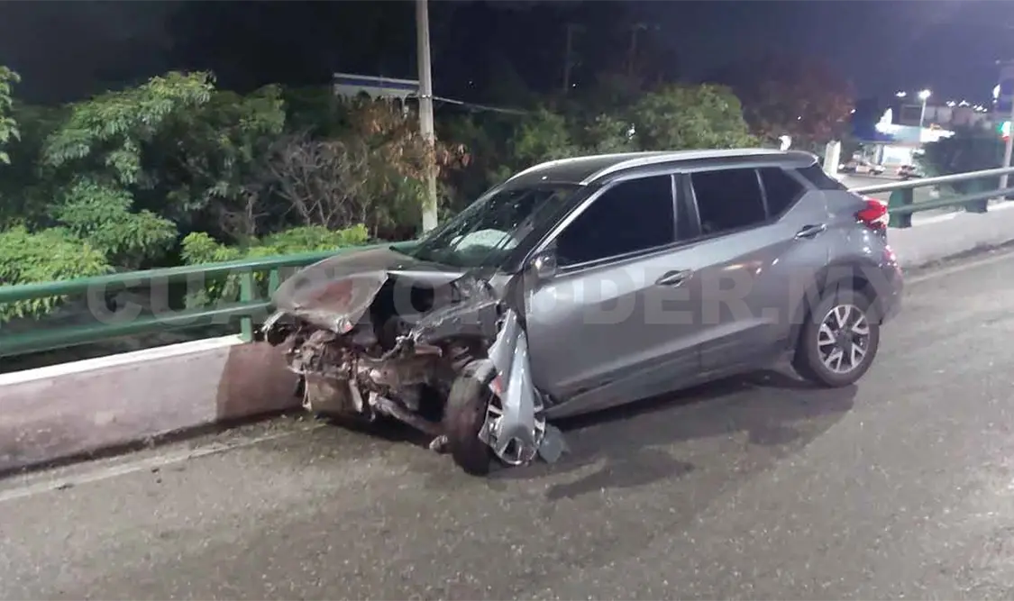 Camioneta se estrella en barra de contención
