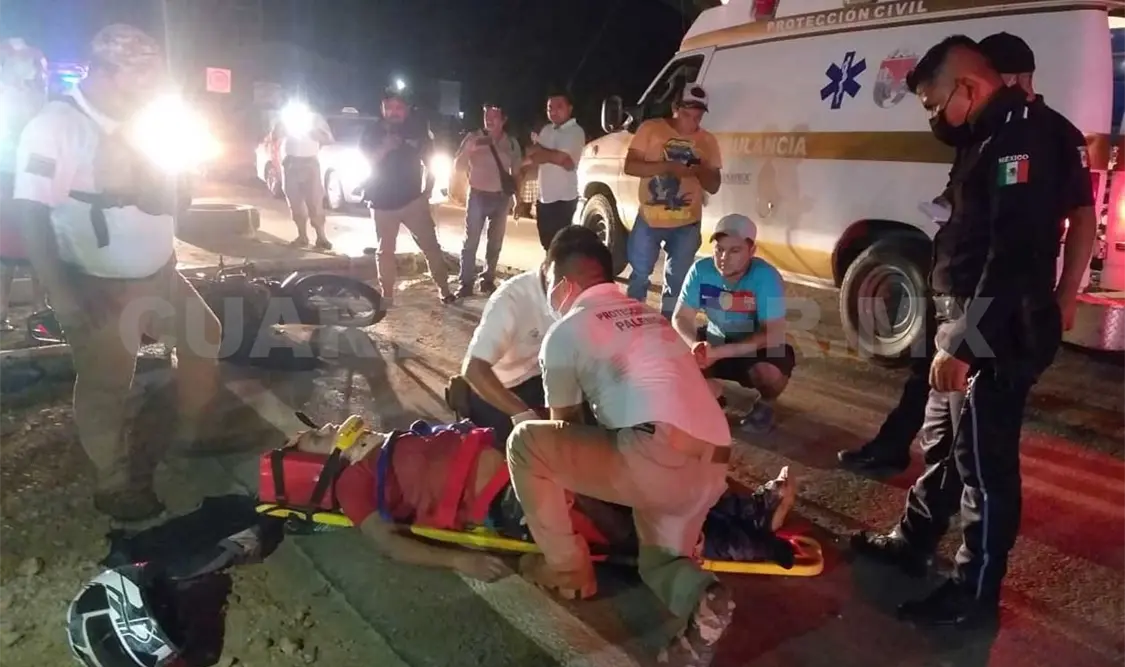 Motorista queda grave al caer en un socavón
