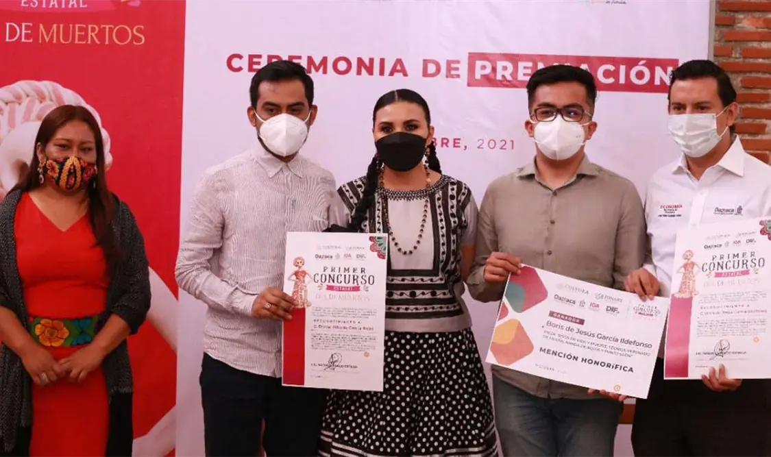 La premiación de los 14 artesanos oaxaqueños que ganaron el Primer Concurso Estatal Día de Muertos 2021. Cortesía