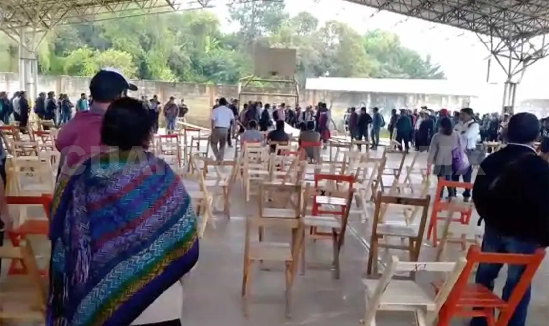 El grupo inconforme lanzó sillas y cohetones para generar temor entre los asistentes. Cortesía