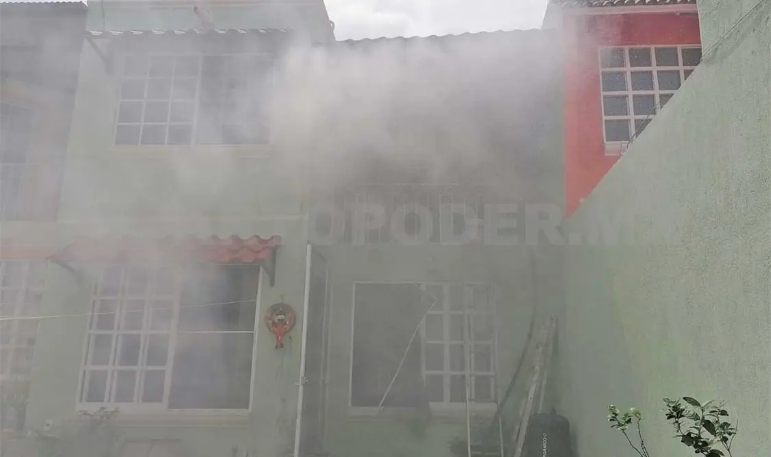 En el fraccionamiento Lomas del Sauce, el incendio provocó pérdidas totales en una vivienda. Ulises López / CP