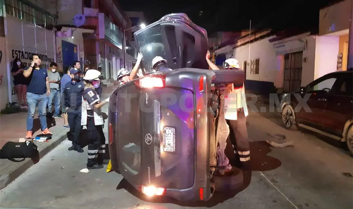 Pierde el control y vuelca en el centro