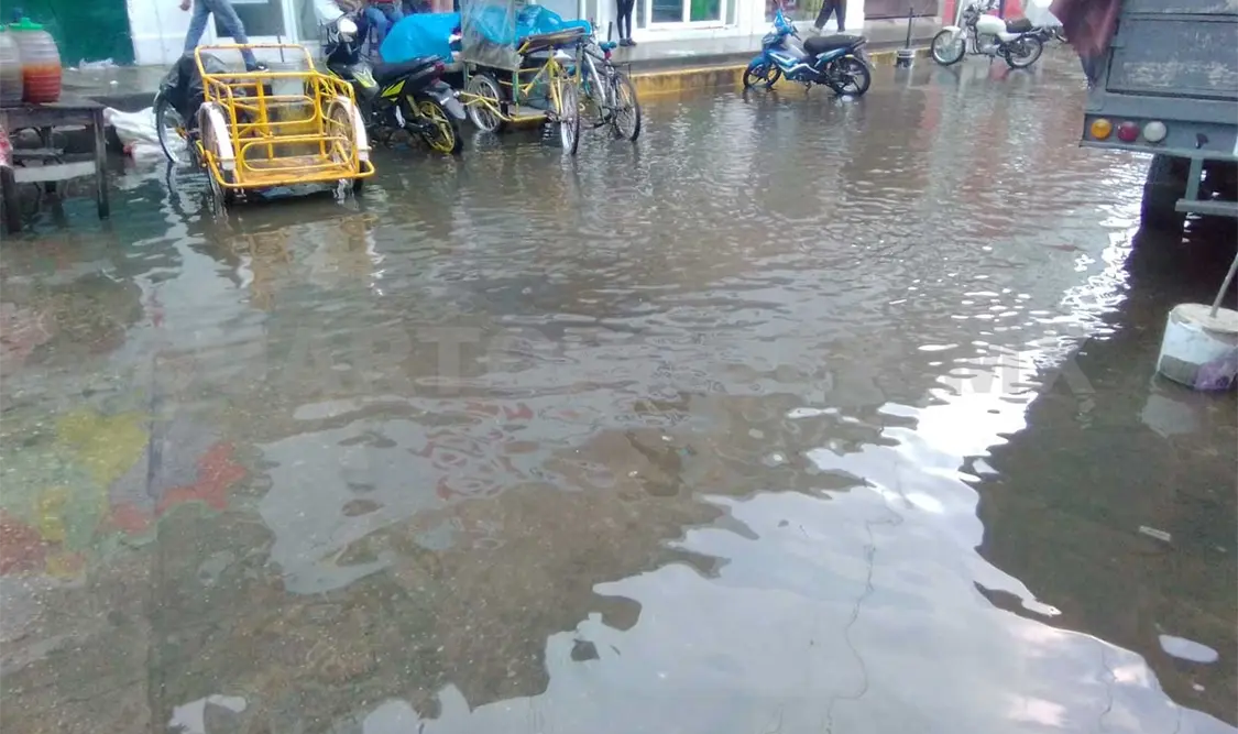 Calles se inundan por intensas lluvias en Tonalá