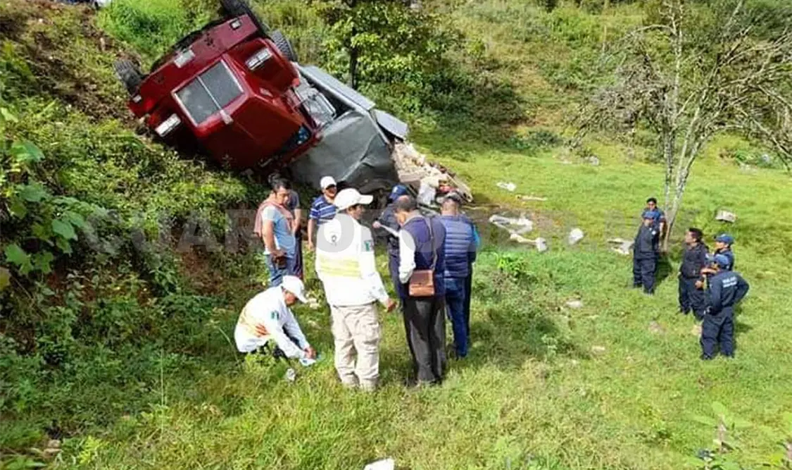 Torton cargado con despensas vuelca
