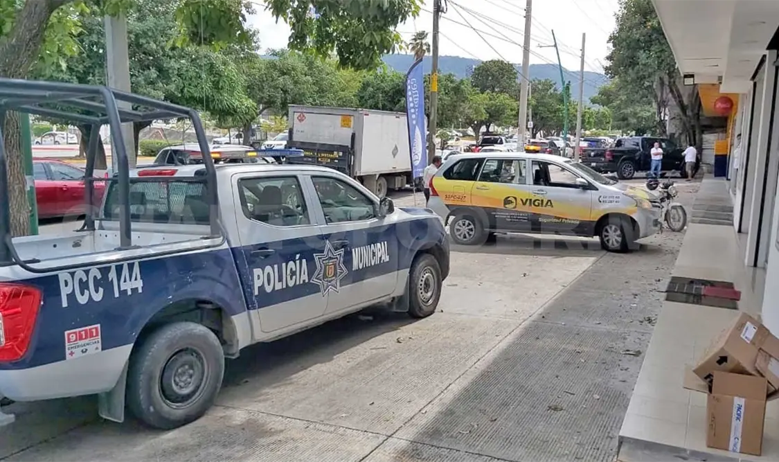 Asaltan farmacia y se llevan dinero en efectivo