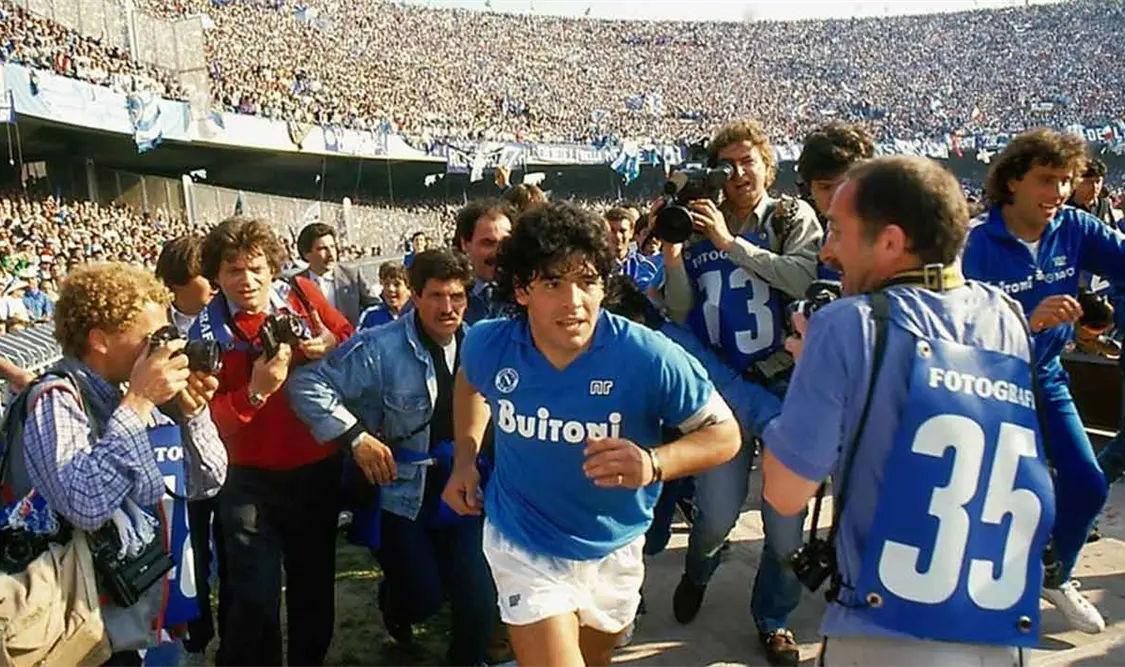 Maradona, a 45 años de su debut