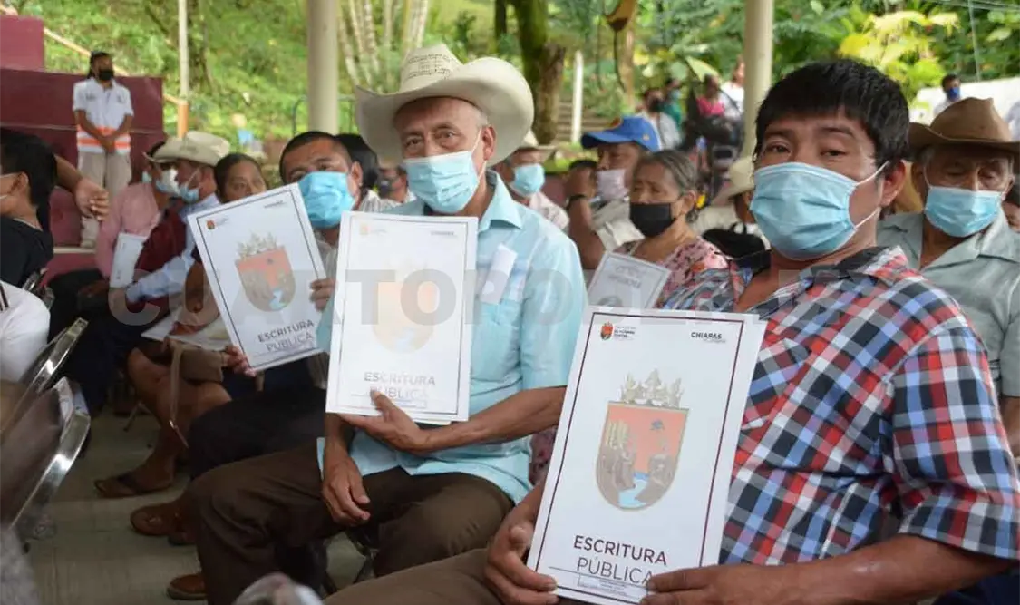 Entregan 82 escrituras públicas en Ixtacomitán