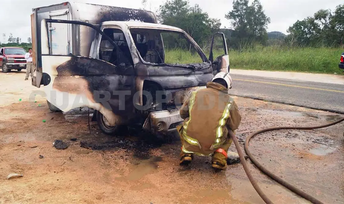 Se incendia camión y queda en cenizas