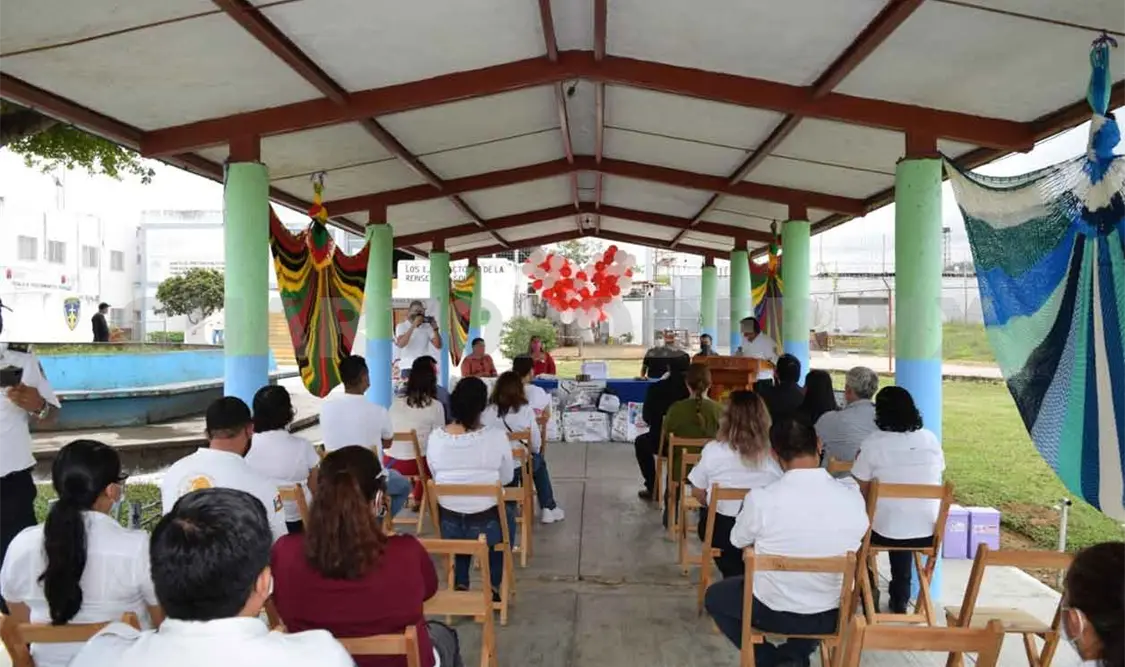 Entrega donativo de camisetas a Cerss 14