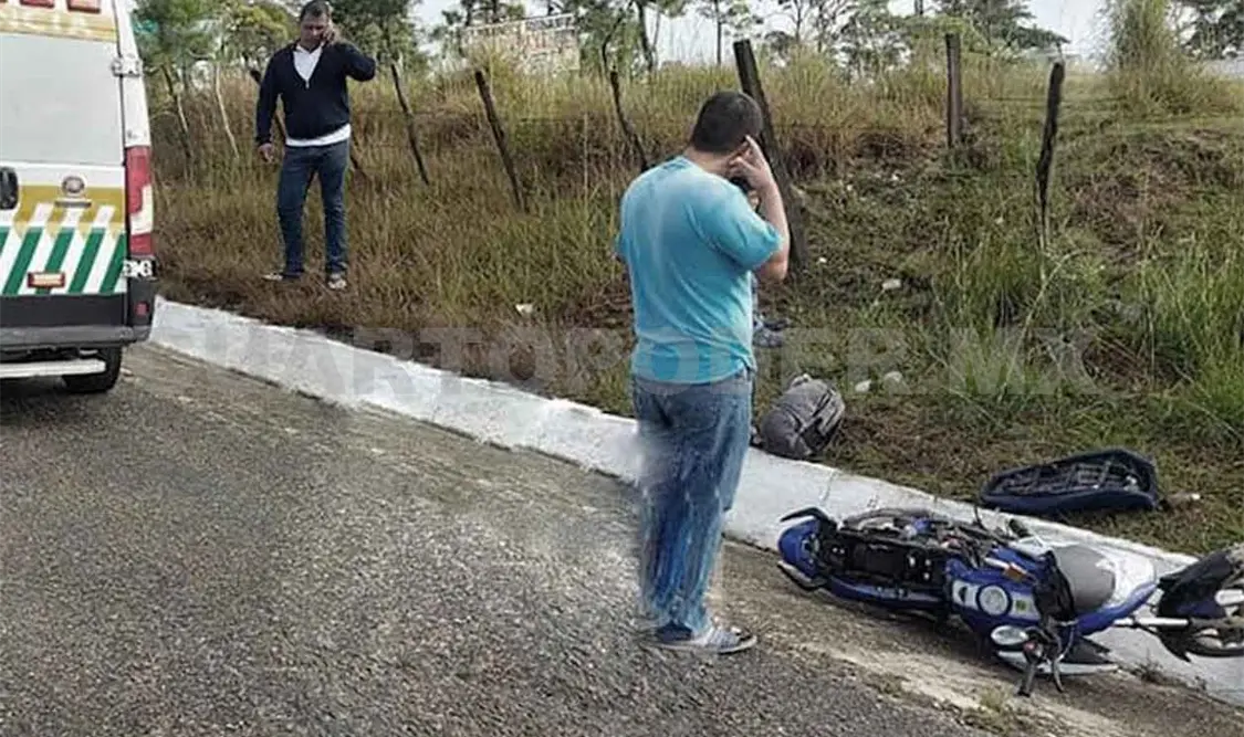 Grave motociclista tras ser embestido por Pick up