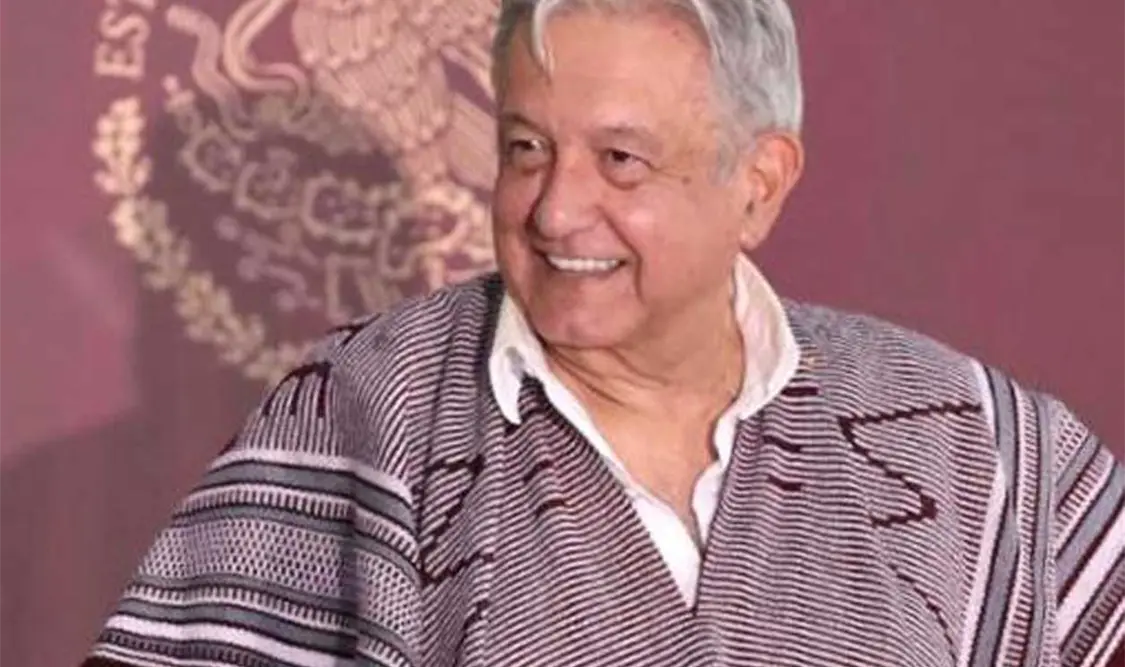 En su segundo día de gira de trabajo en el corazón de La Montaña de Guerrero, López Obrador recibió y portó un gabán rojo bordado por artesanos. Presidencia