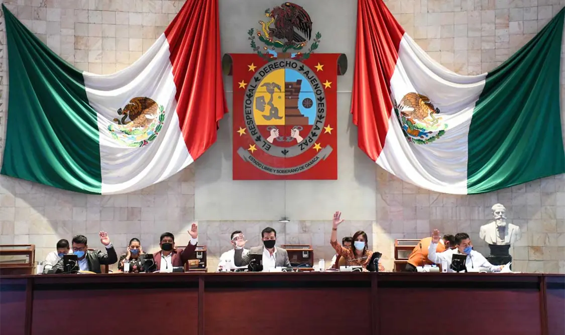 Los integrantes de la 64 Legislatura del Congreso de Oaxaca tomaron protesta a los cinco comisionados del nuevo órgano. Cortesía
