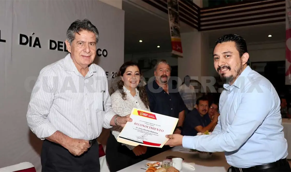 El alcalde Carlos Morales entregó un merecido reconocimiento a cada uno de los miembros del equipo de profesionales médicos. CP