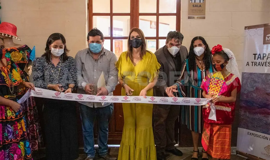 La presidenta municipal, Rosa Irene Urbina, inauguró las dos exposiciones estarán en las instalaciones del Mutap. CP
