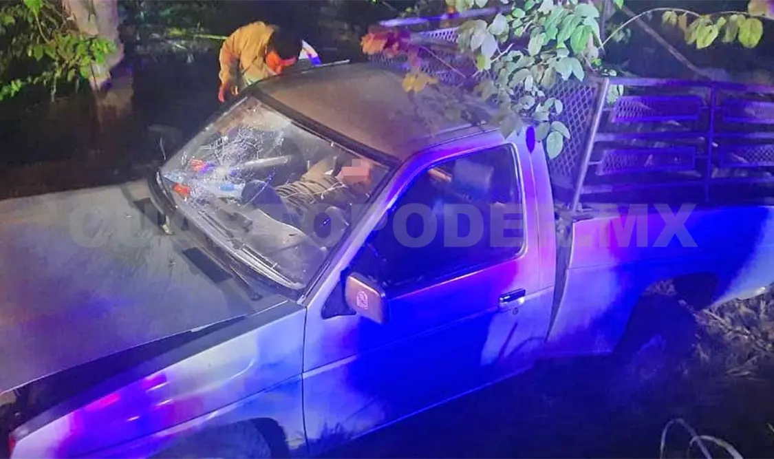 Al interior de la camioneta fue encontrada sin vida una persona del sexo masculino que viajaba como copiloto. Víctor Sánchez / CP